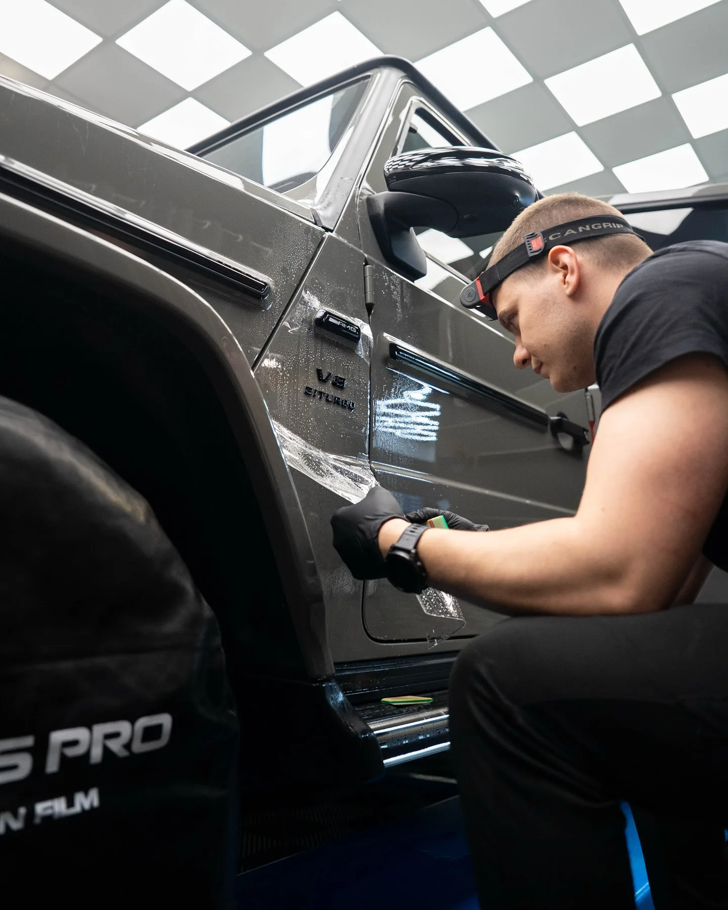 Sivý Mercedes-Benz G63 chránený fóliou Magnus Pro v aplikačnom centre v Košiciach