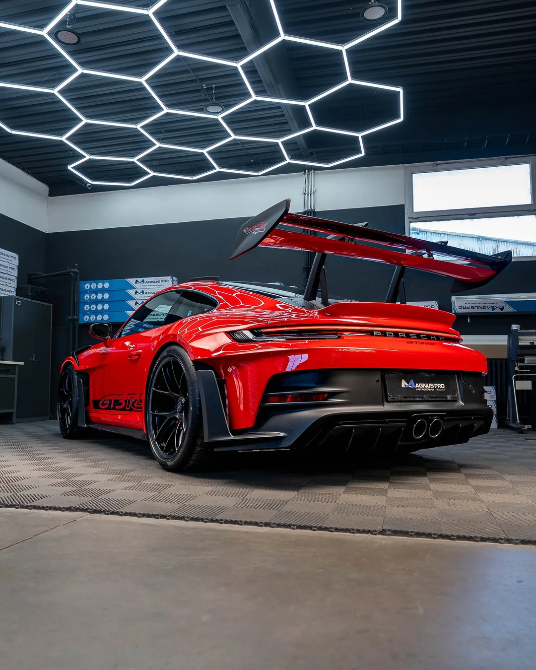 Červené Porsche 911 GT3 RS chránené fóliou Magnus Pro v aplikačnom centre v Košiciach