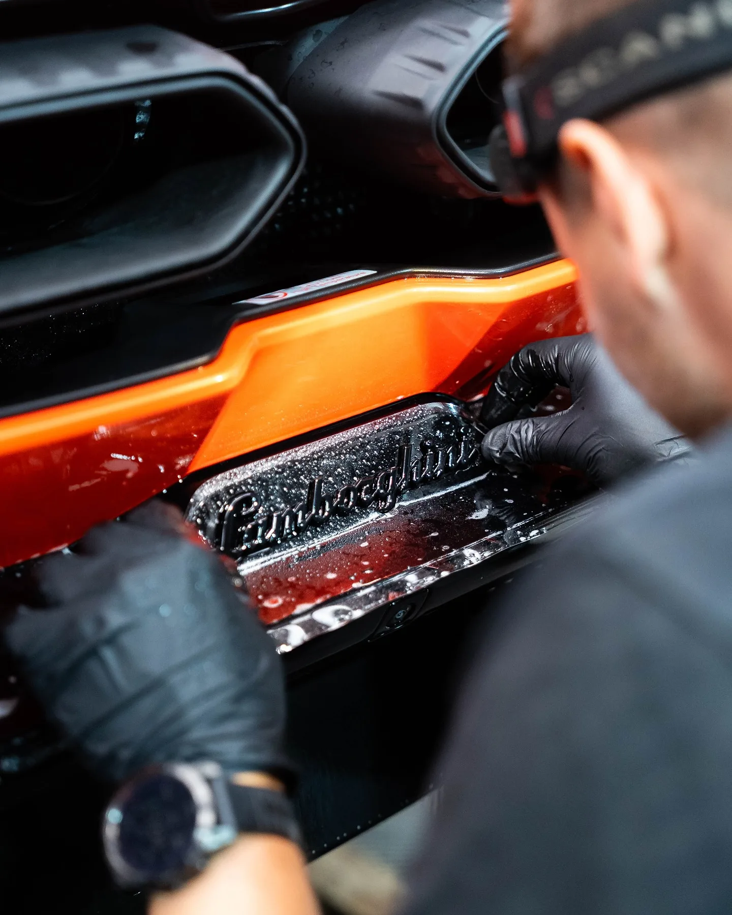 Oranžové Lamborghini Revuelto chránené fóliou Magnus Pro v aplikačnom centre v Košiciach