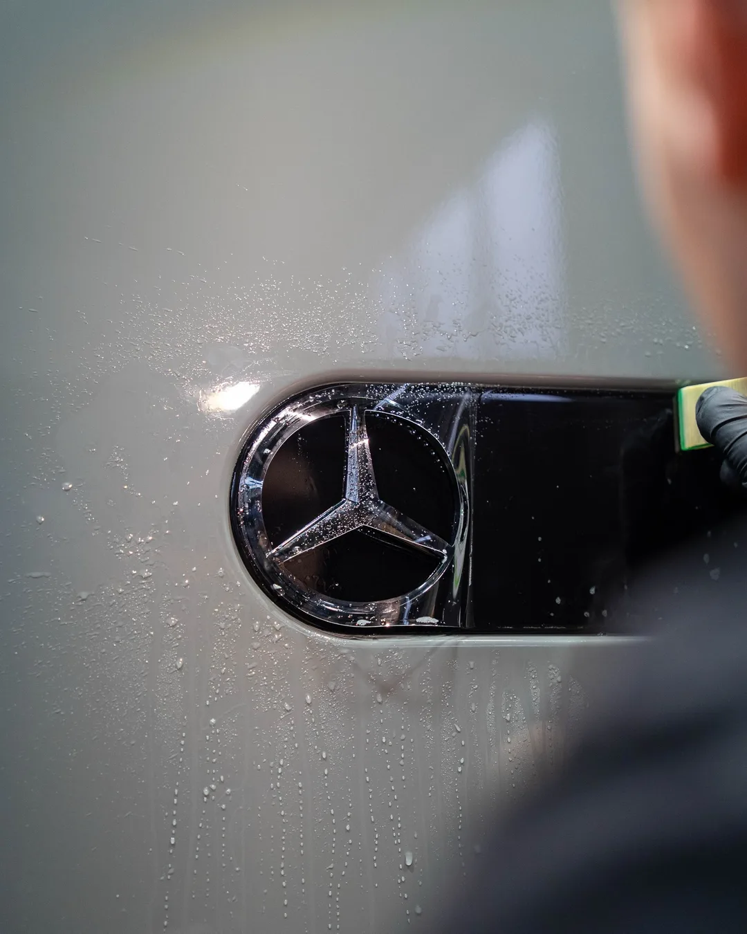 Sivý Mercedes-Benz G63 chránený fóliou Magnus Pro v aplikačnom centre v Košiciach
