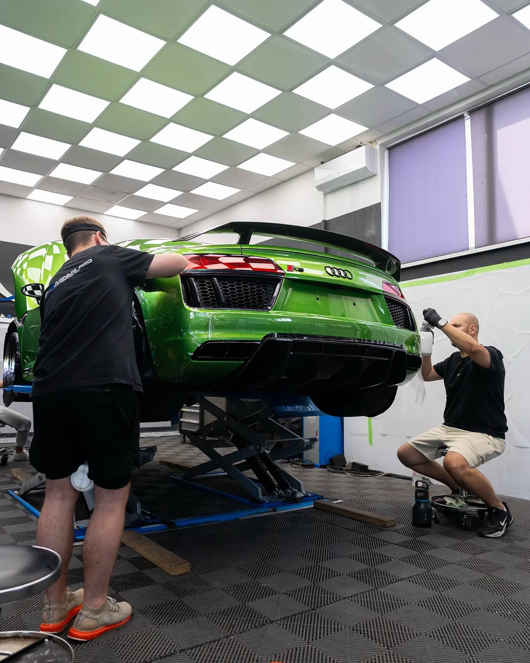 Zelené Audi R8 chránené fóliou Magnus Pro v aplikačnom centre v Košiciach
