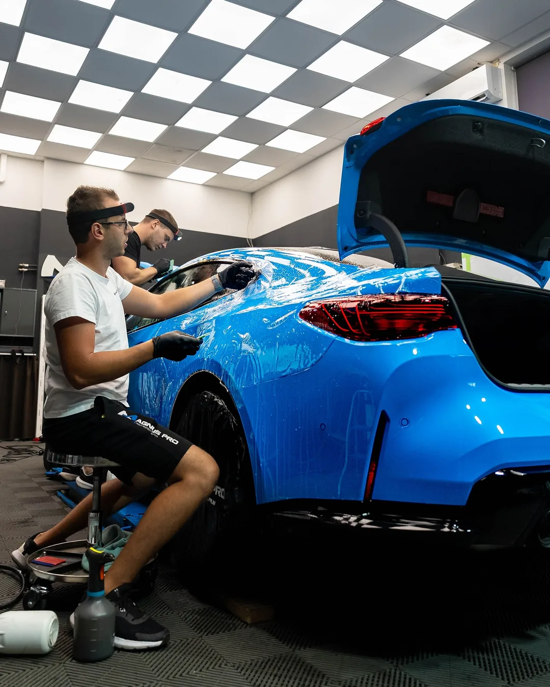 Modré BMW M4 CS chránené fóliou Magnus Pro v aplikačnom centre v Košiciach