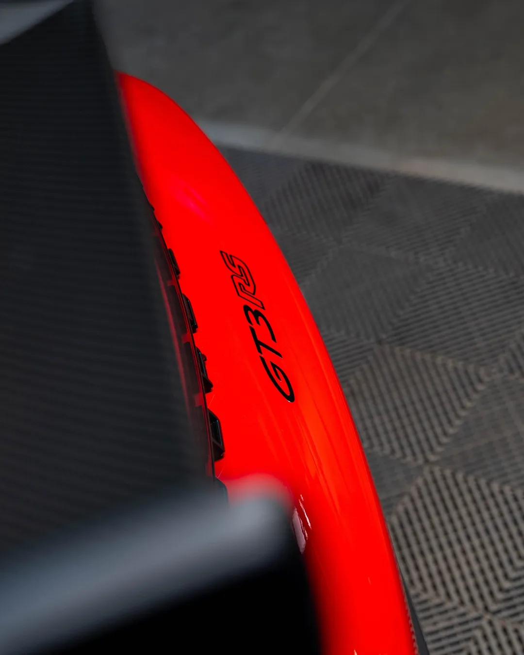 Červené Porsche 911 GT3 RS chránené fóliou Magnus Pro v aplikačnom centre v Košiciach