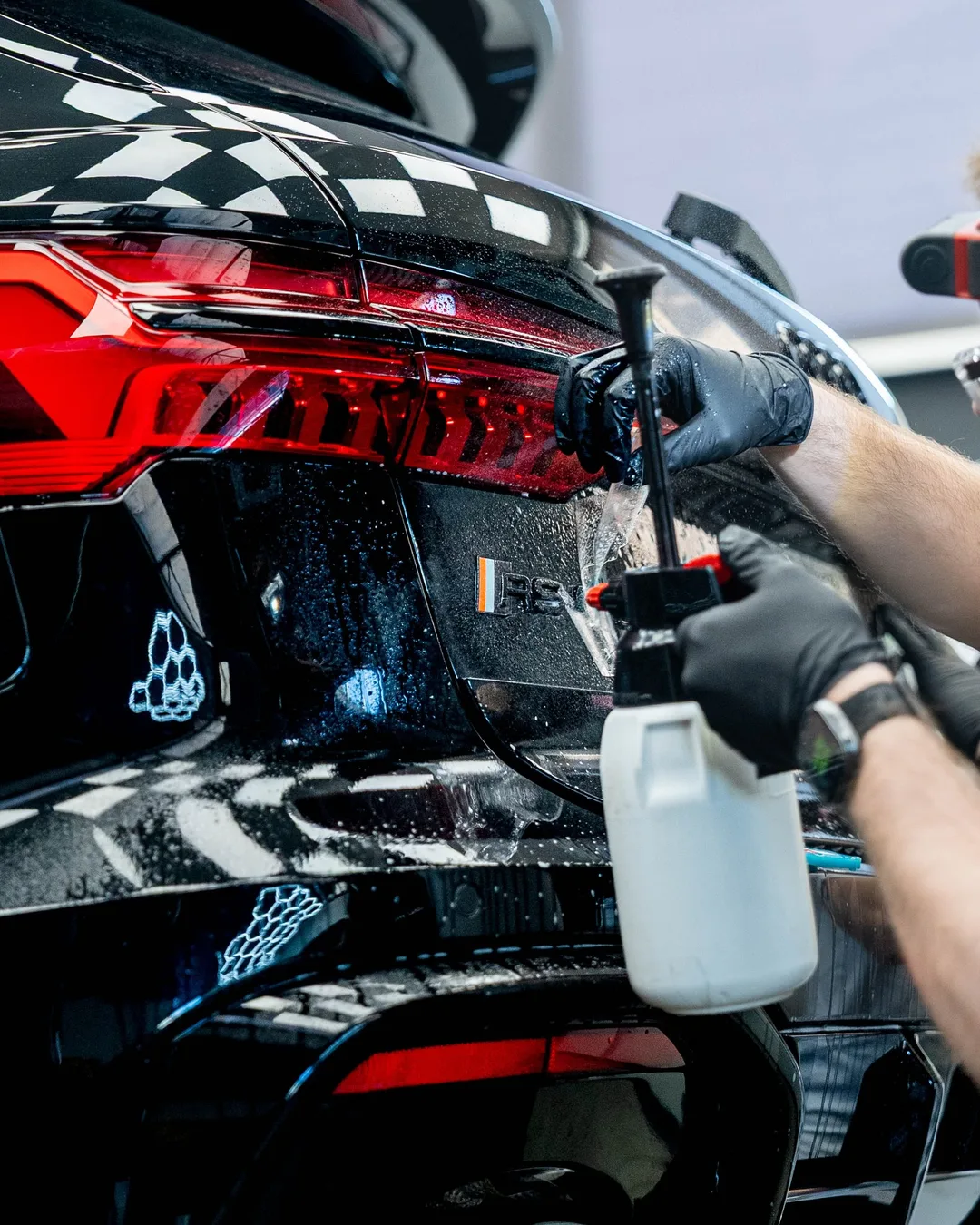 Čierne Audi RS6 GT chránené fóliou Magnus Pro v aplikačnom centre v Košiciach