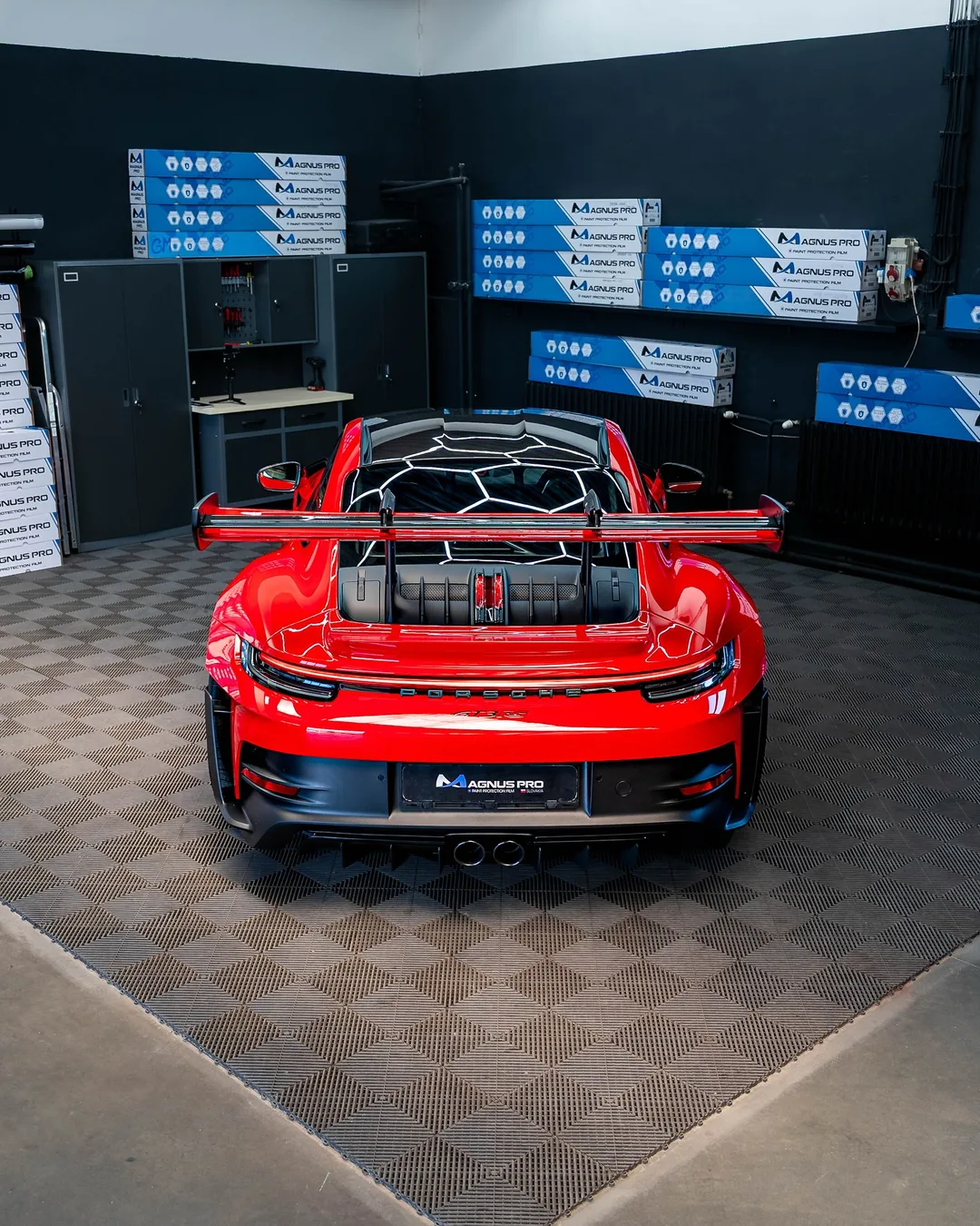Červené Porsche 911 GT3 RS chránené fóliou Magnus Pro v aplikačnom centre v Košiciach
