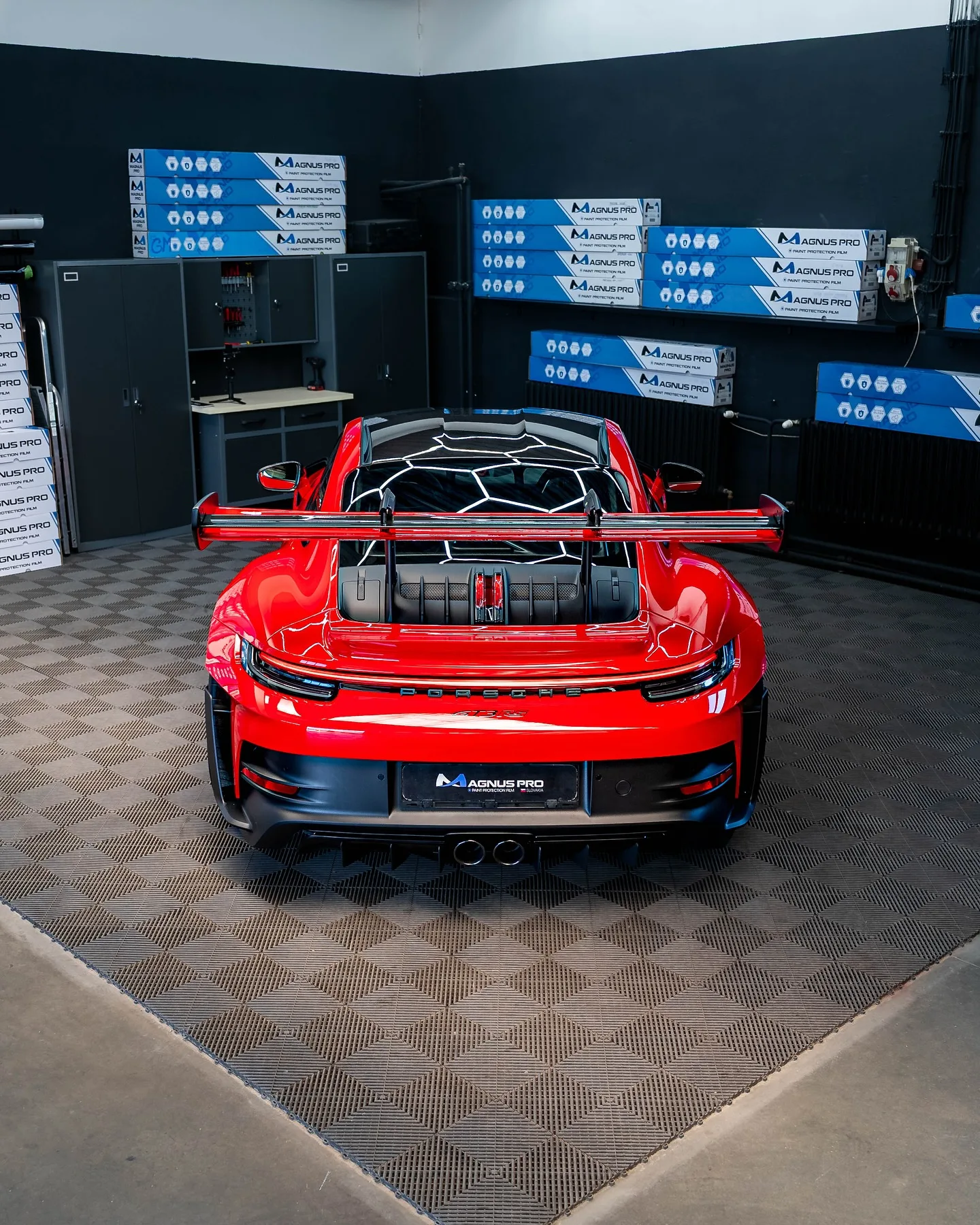 Červené Porsche 911 GT3 RS zozadu zhora, s pohľadom na strechu a zadné sklo