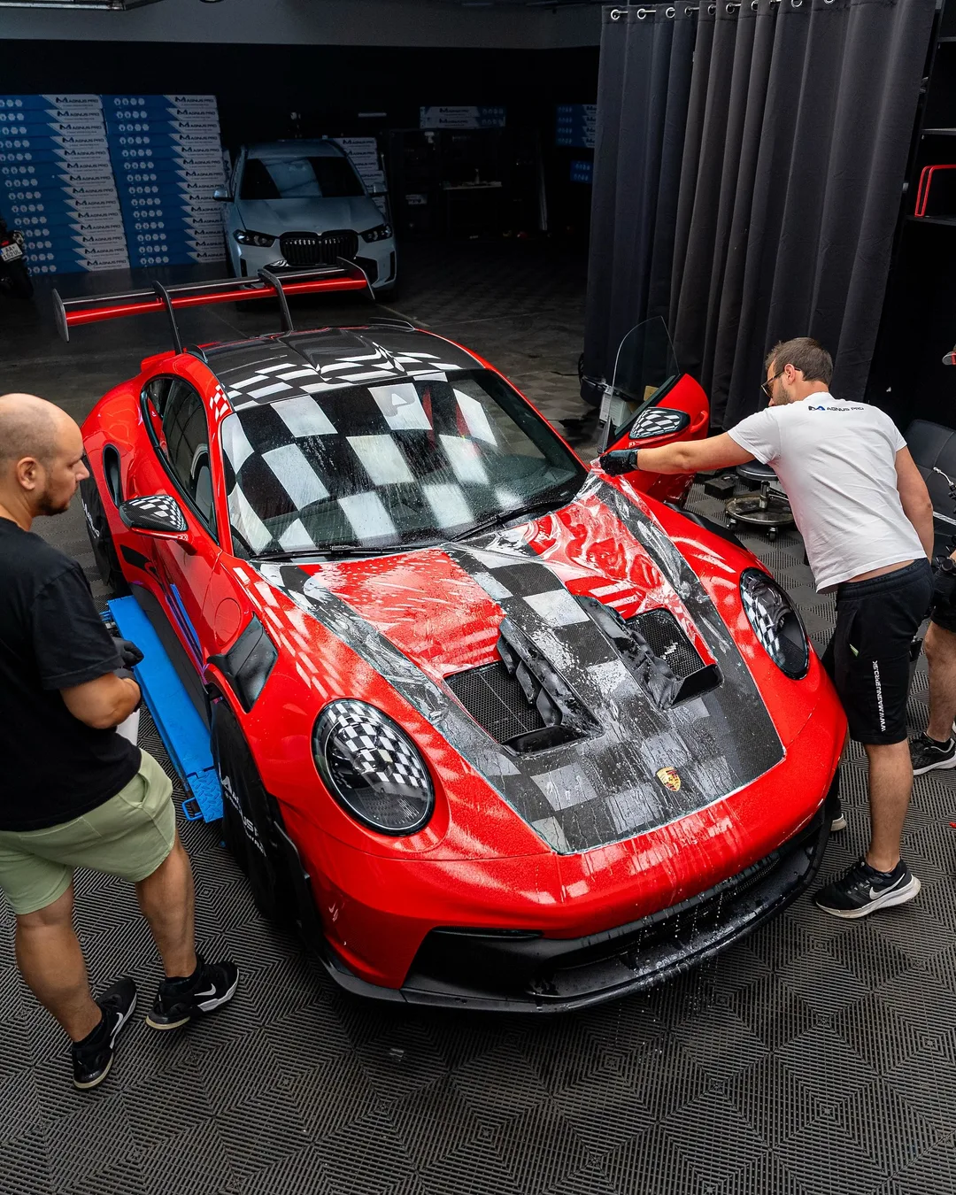 Červené Porsche 911 GT3 RS chránené fóliou Magnus Pro v aplikačnom centre v Košiciach