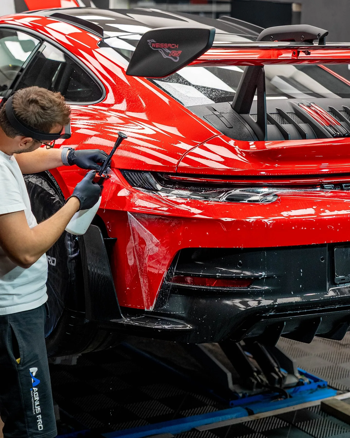 Červené Porsche 911 GT3 RS chránené fóliou Magnus Pro v aplikačnom centre v Košiciach