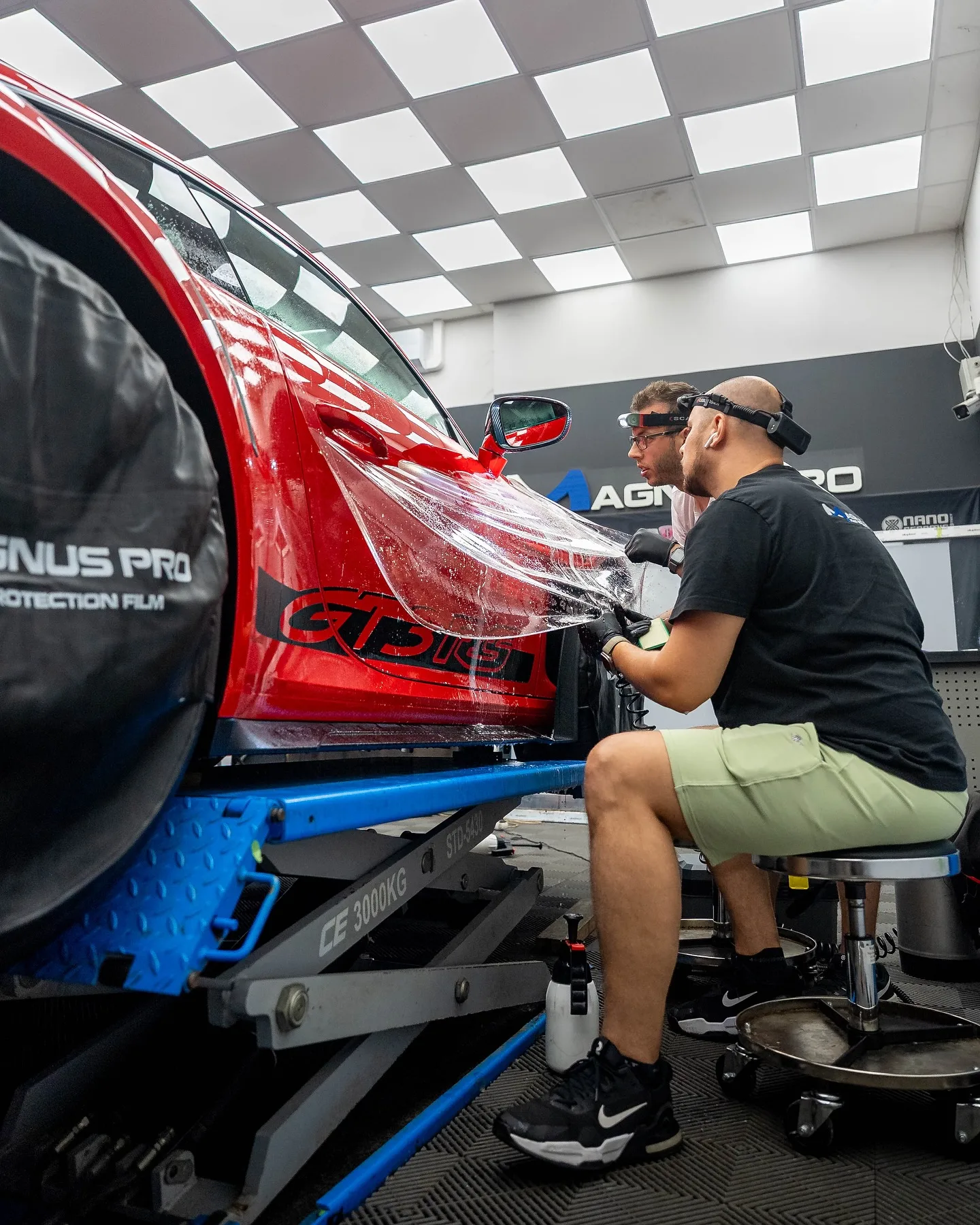 Červené Porsche 911 GT3 RS chránené fóliou Magnus Pro v aplikačnom centre v Košiciach