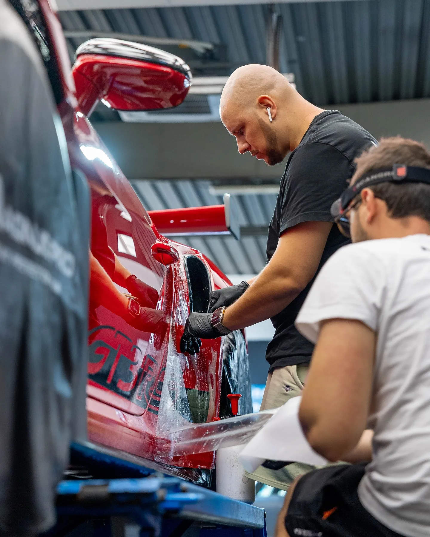 Červené Porsche 911 GT3 RS chránené fóliou Magnus Pro v aplikačnom centre v Košiciach