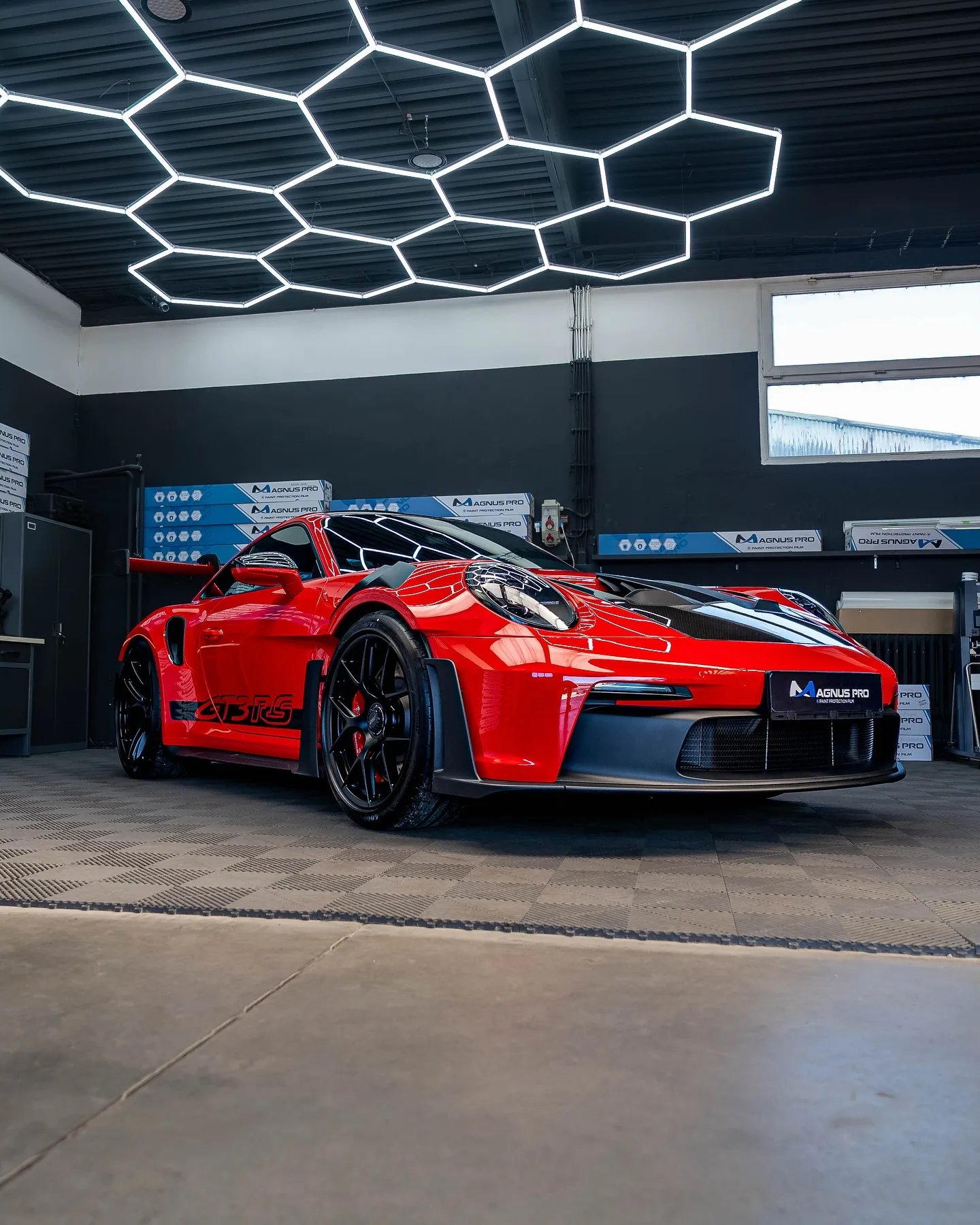 Červené Porsche 911 GT3 RS spredu v aplikačnom centre Magnus Pro