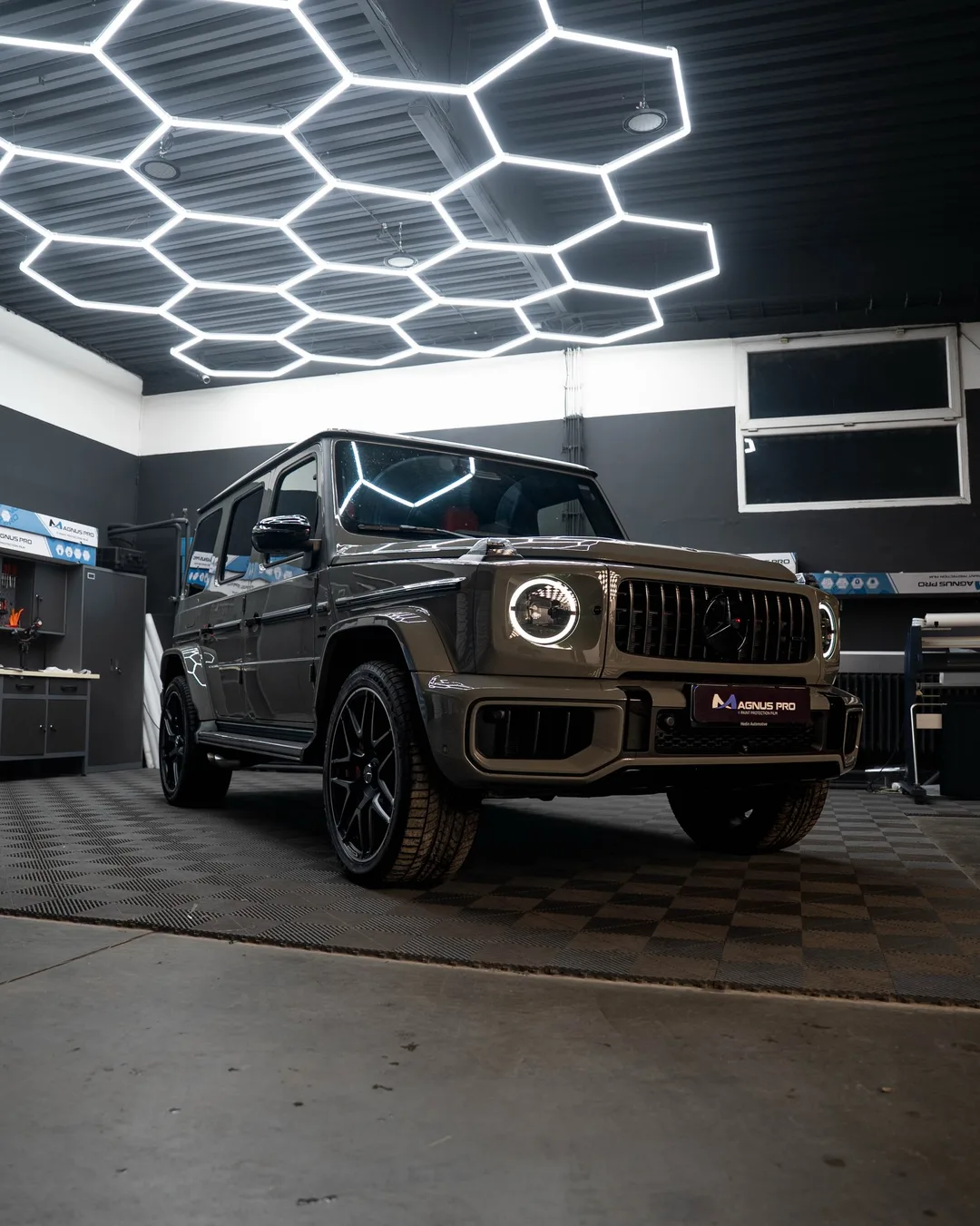 Sivý Mercedes-Benz G63 chránený fóliou Magnus Pro v aplikačnom centre v Košiciach