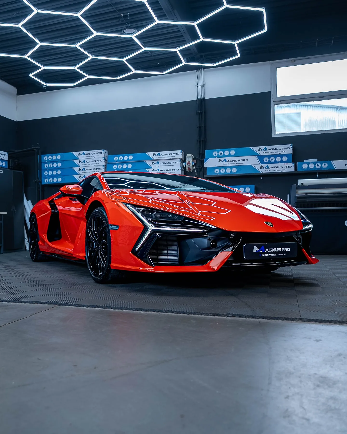 Oranžové Lamborghini Revuelto spredu, chránené fóliou Magnus Pro, v aplikačnom centre v Košiciach
