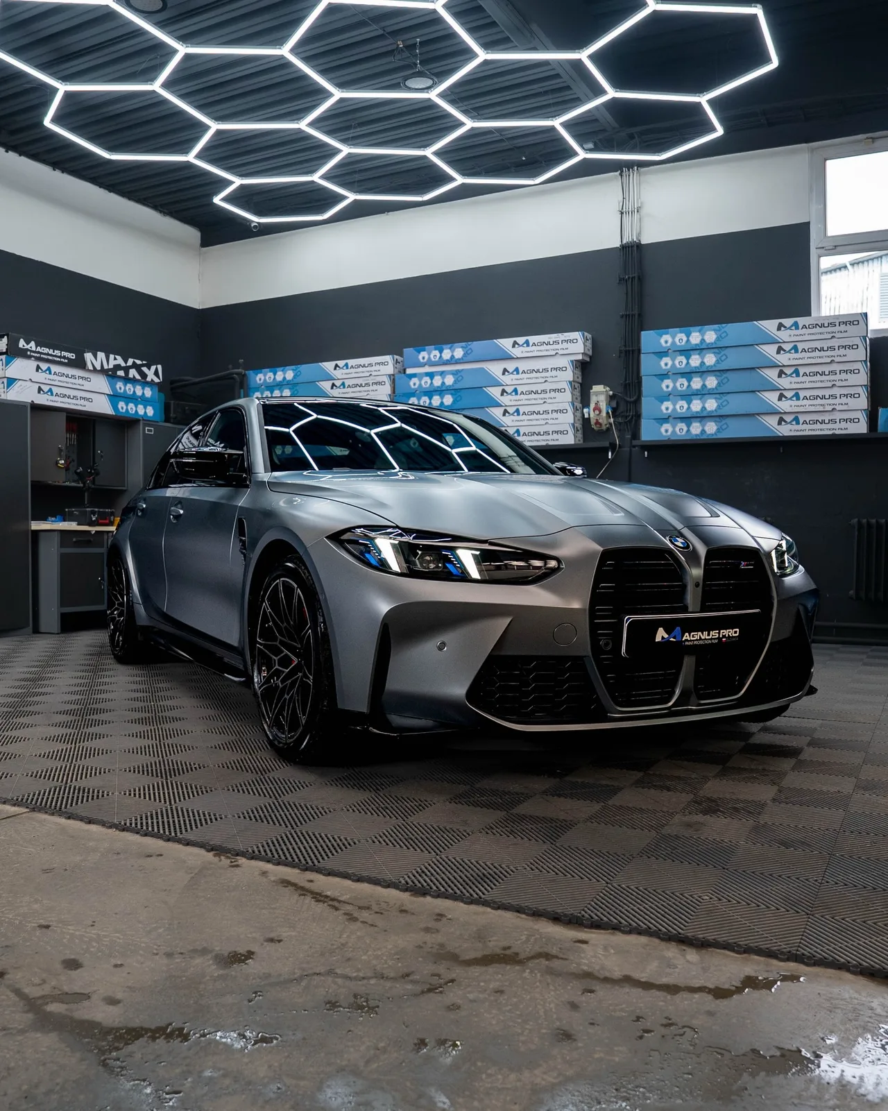 Sivé BMW M3 Competition s matnou fóliou spredu v aplikačnom centre Magnus Pro