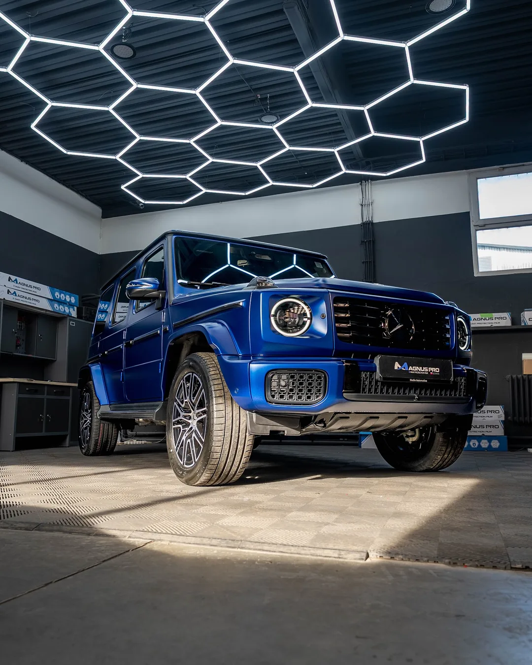 Modrý Mercedes-Benz G450d s matnou fóliou Magnus Pro Matte v aplikačnom centre v Košiciach