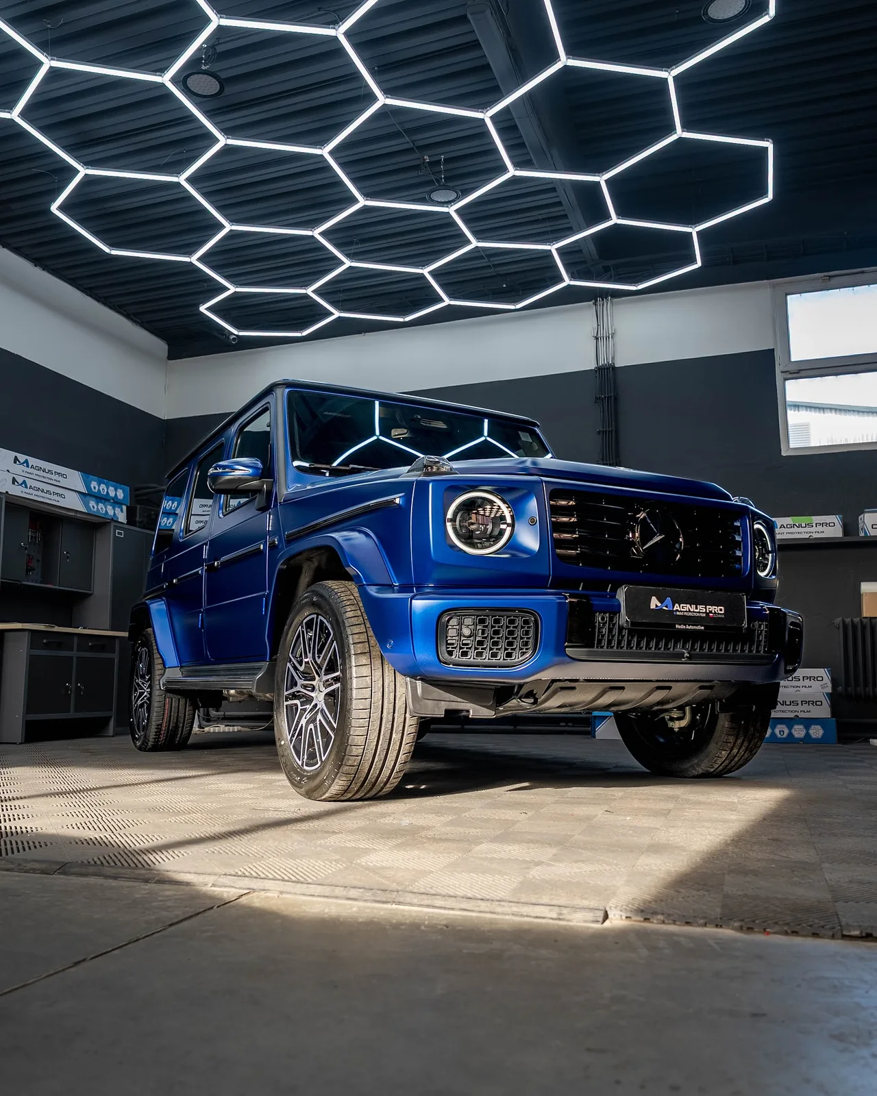 Modrý Mercedes-Benz G450d s matnou fóliou spredu v aplikačnom centre Magnus Pro