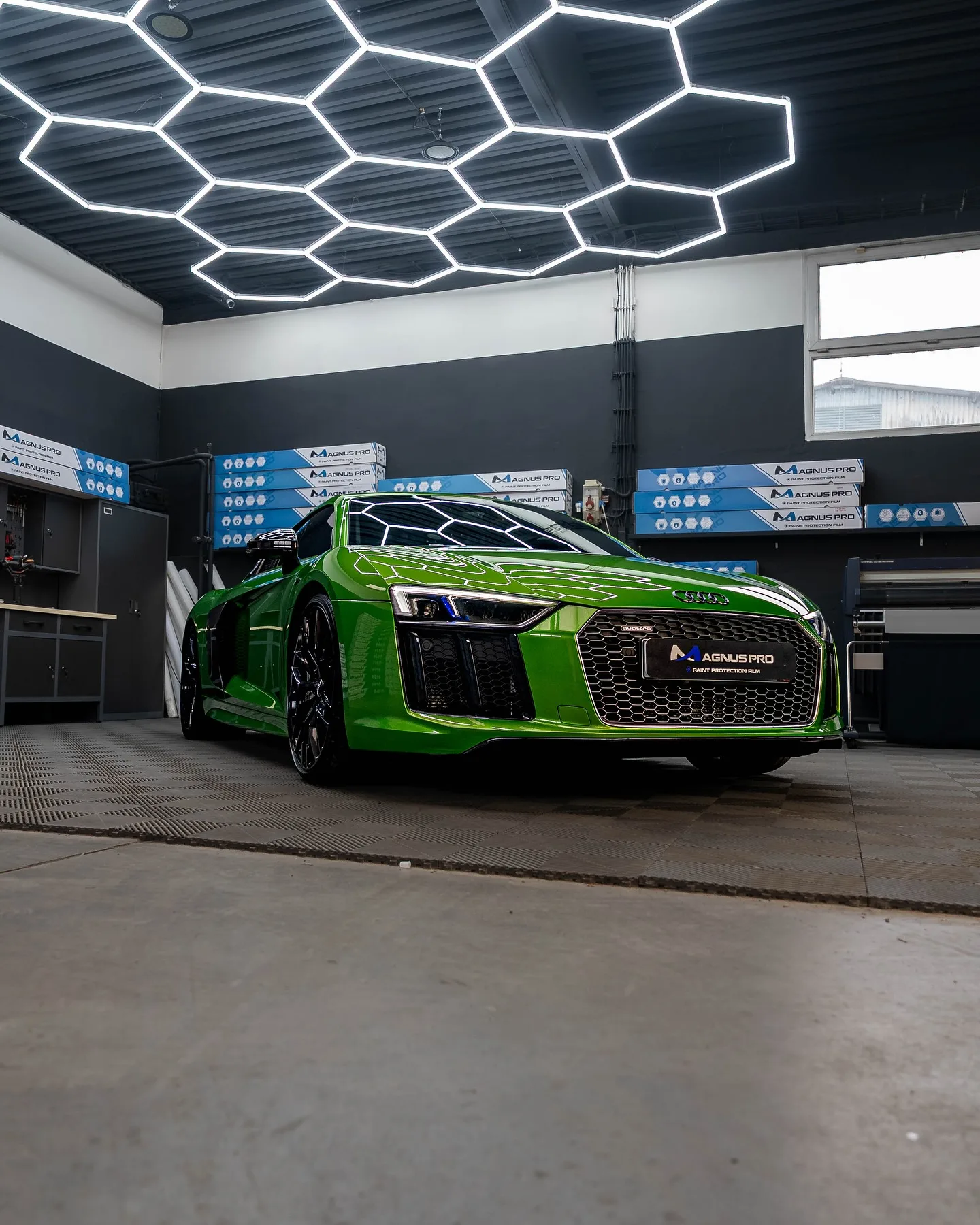 Zelené Audi R8 spredu v aplikačnom centre Magnus Pro