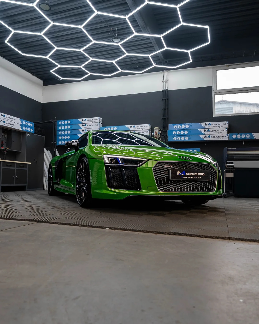 Zelené Audi R8 chránené fóliou Magnus Pro v aplikačnom centre v Košiciach