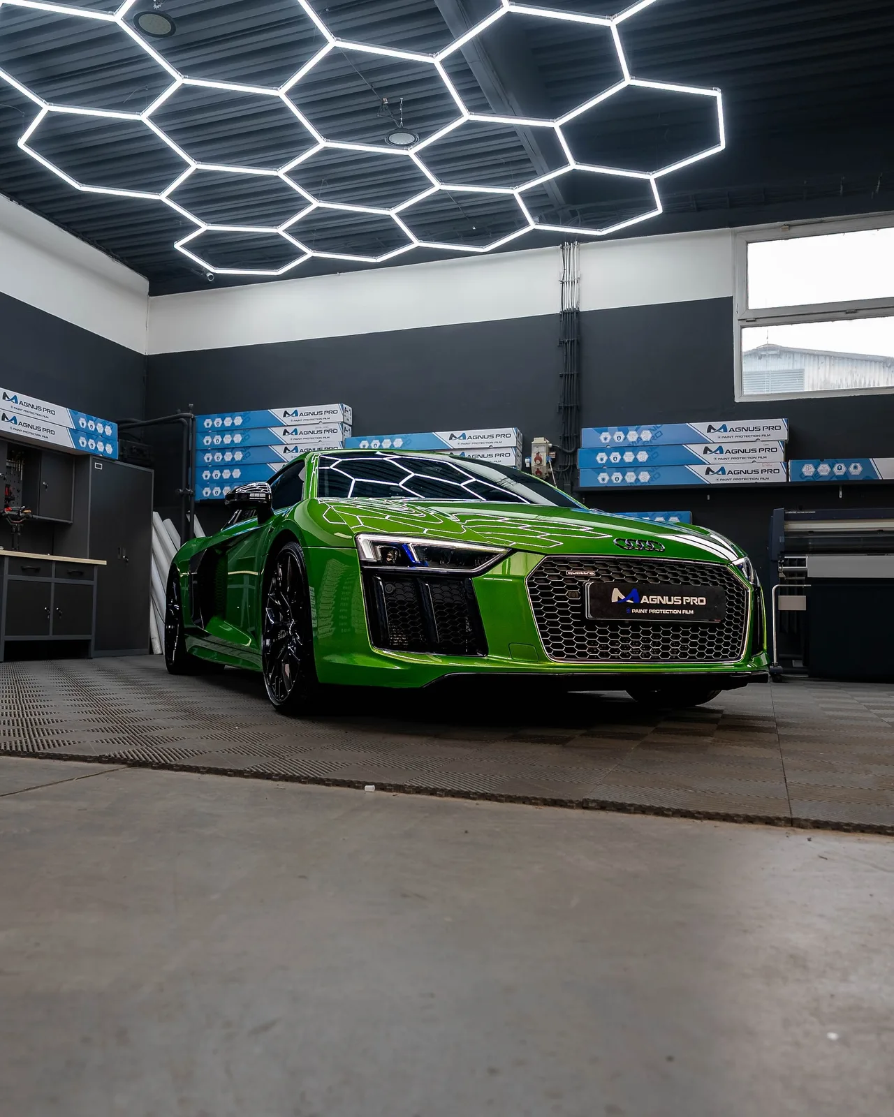 Zelené Audi R8 spredu v aplikačnom centre Magnus Pro