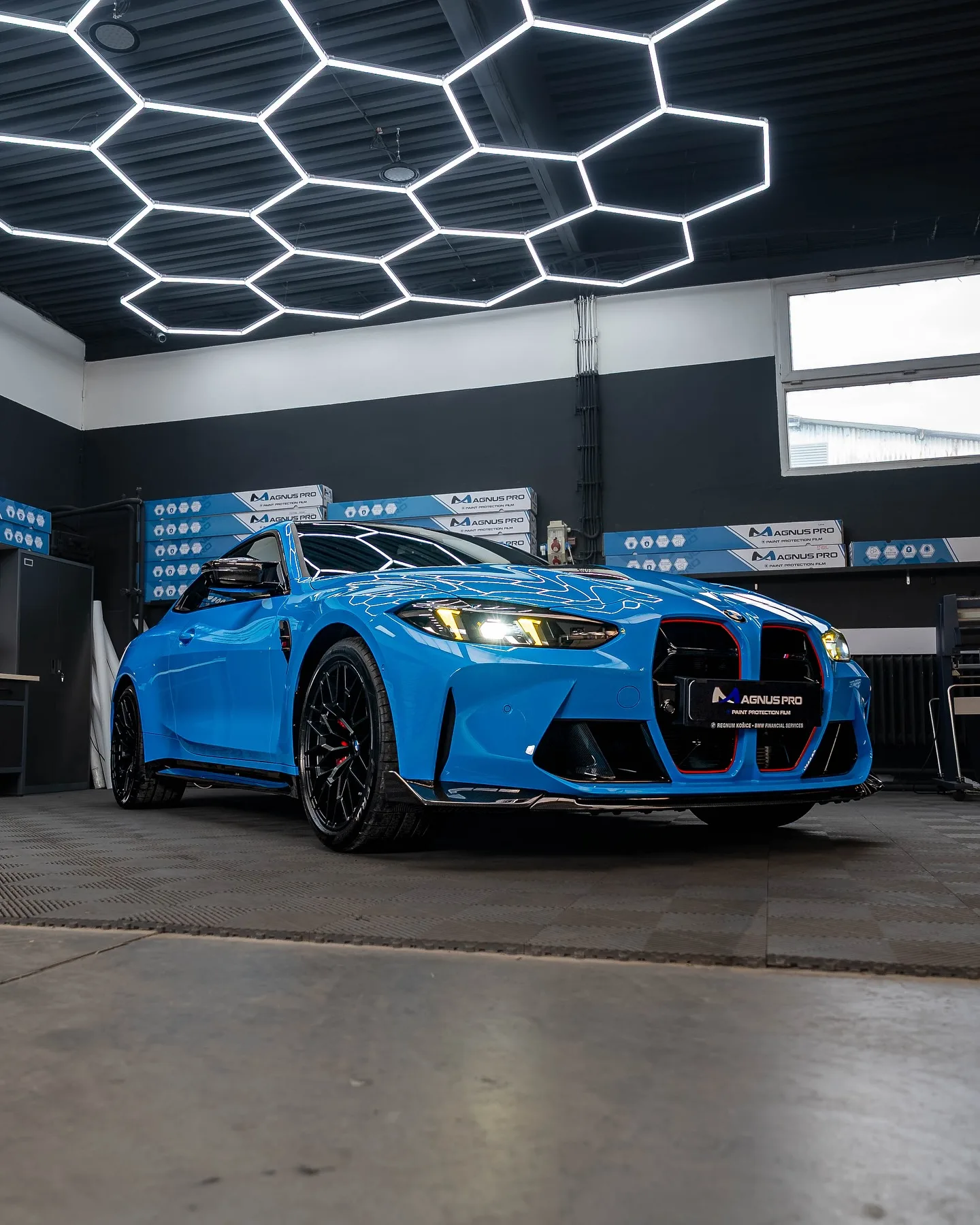 Modré BMW M4 CS spredu v aplikačnom centre Magnus Pro