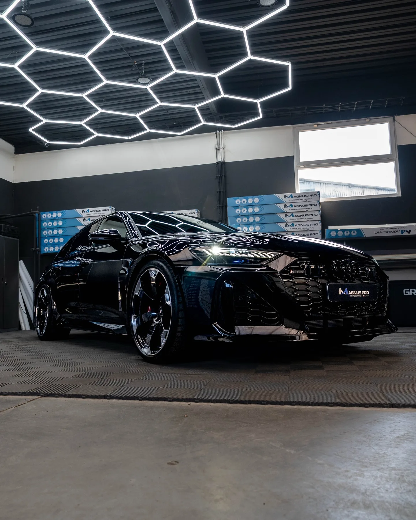 Čierne Audi RS6 GT chránené fóliou Magnus Pro v aplikačnom centre v Košiciach